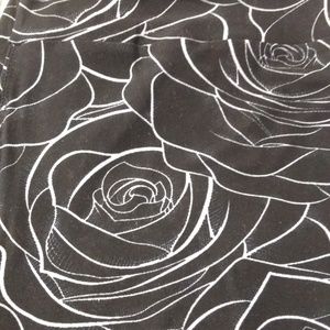 🌼 3 for $25 🌼 Black and White Rose Capri leggin